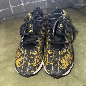 Under Armour Youth Cleats - Size 2.5 - Black & Gold